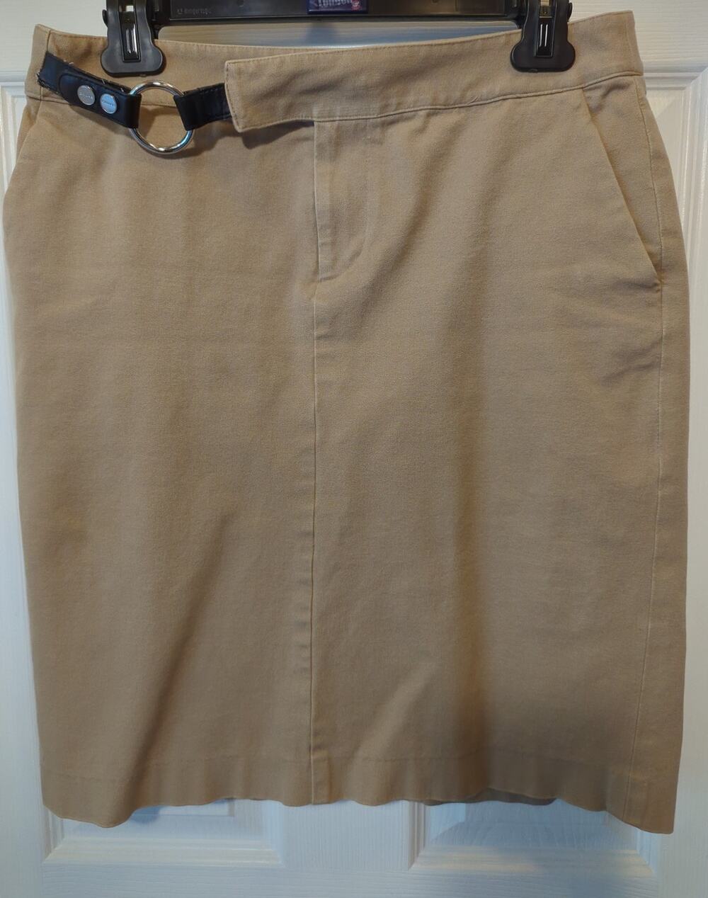 Chaps Skirt Women Size 4 Tan Knee Length built in belt buckle with Pockets